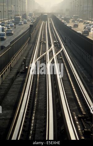 Francia, parigi, trasporti, ligne de metro 1, pont de neuilly, transport en commun, ratp, avenue charles de gaulle, voiture, la Defense, Foto Stock