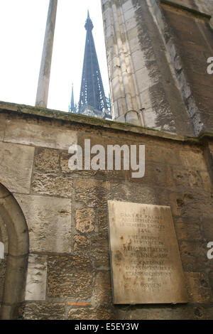 Francia, Haute Normandie, seine Maritime, rouen, rue saint romain, vue sur la fleche de la cathedrale, lapide commemorativa, jeanne d'Arc, Foto Stock