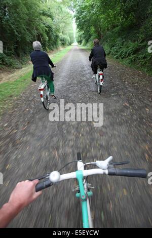 Francia, basse Normandie, manche, Pays de la baie, voie verte, saint hilaire du harcouet, ciclistes, velo, Foto Stock