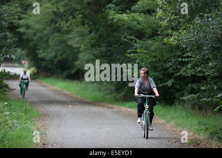 Francia, basse Normandie, manche, Pays de la baie, voie verte, saint hilaire du harcouet, ciclistes, velo, femmes, Foto Stock