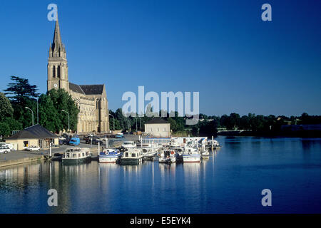 Francia, regione Pays de loire, sarthe, sable sur sarthe, ville, fillon, riviere, porto, eglise, clocher, penichettes, tourisme fluvial, Foto Stock