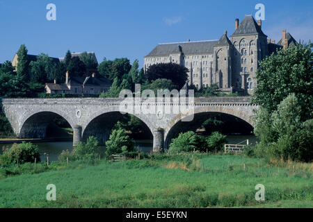 Francia, regione Pays de loire, sarthe, riviere, solesmes, pont, abbaye, edifice religieux, Foto Stock