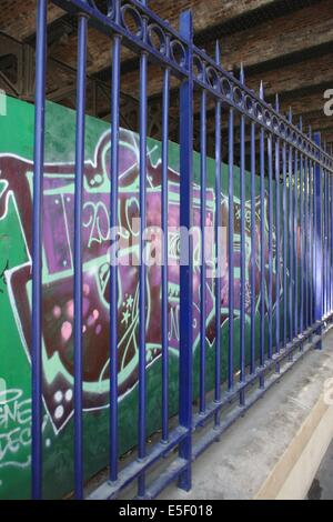 Francia, Ile de France, parigi 14e circondario, rue d'alesia, dettaglio d'un graffiti sous le pont du rer, parc montsouris, Foto Stock