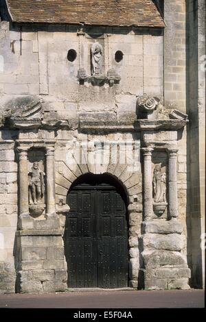 Francia, regione picardie, oise, valois, villaggio di morienval, eglise, edificio religioso religieux, luogo, parvis, dettaglio porche, portail, scultura, Foto Stock