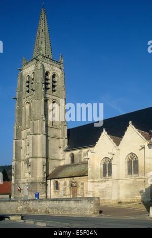 Francia, regione picardie, oise, valois, villaggio de bethisy, eglise saint pierre, edifice religieux, luogo, parvis, clocher, Foto Stock