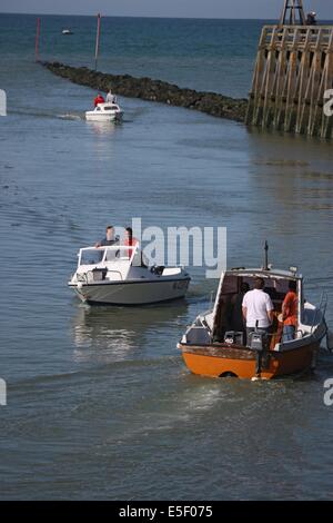 Francia, basse Normandie, calvados, plages du debarquement, courseulles sur mer, sortie en mer, jetee, bateaux, pecheurs, bateaux, plaisance, maree montante, Foto Stock