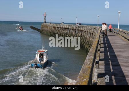 Francia, basse Normandie, calvados, plages du debarquement, courseulles sur mer, sortie en mer, jetee, bateaux, pecheurs, bateaux, plaisance, maree montante, Foto Stock