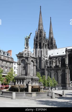 Francia, auvergne, puy de dome, clermont ferrand, cathedrale, chevet, monumento historique, pierre vulcanique, religione catholique, luogo, statua Pape urbain 1er, Foto Stock