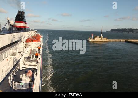 Francia, Haute Normandie / angleterre, seine Maritime, le havre / portsmouth, traversate trans manche, a bord du ferry boat, norman voyager, navigazione, mer, au petit matin, entree au port du havre, rade, Foto Stock