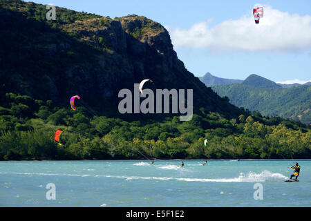 Kite surfers a Le Morne Brabant Penisola, Isola Maurizio Foto Stock