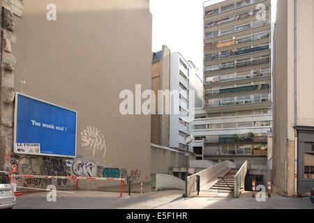 Francia, Ile de France, parigi 18e circondario, rue championnet, cour sur rue, Foto Stock