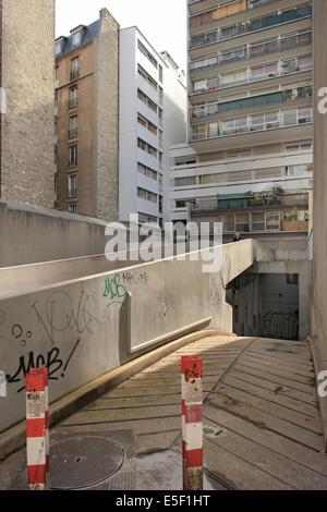 Francia, Ile de France, parigi 18e circondario, rue championnet, cour sur rue, Foto Stock