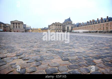 Francia, Ile de France, Yvelines, Versailles, Chateau de Versailles, cour d'honneur, paves, entree, pavillons, Foto Stock