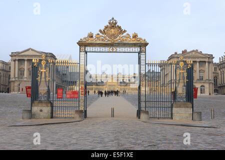 Francia, Ile de France, Yvelines, Versailles, Chateau de Versailles, cour d'honneur, paves, entree, pavillons, Foto Stock