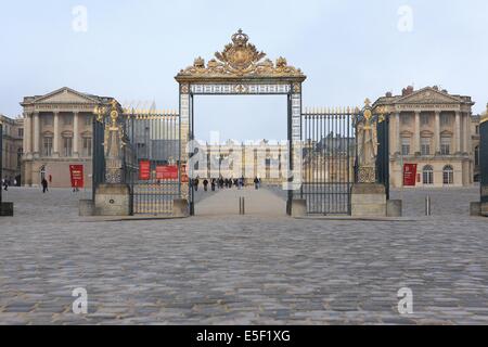 Francia, Ile de France, Yvelines, Versailles, Chateau de Versailles, cour d'honneur, paves, entree, pavillons, Foto Stock