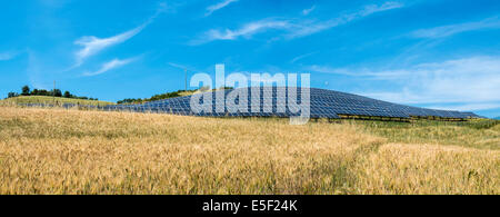 Pannelli solari nelle zone rurali. Cielo blu Foto Stock