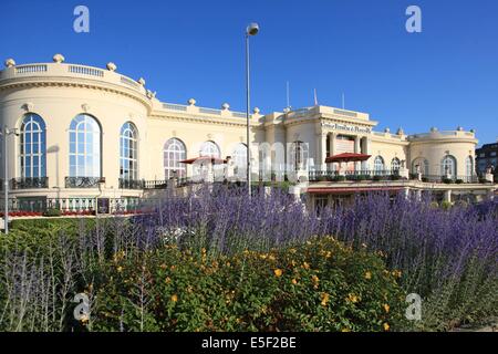 Francia, basse Normandie, Calvados, cote fleurie, Deauville, casinò barrière, jeux, massiccio de fleurs sur le boulevard cornuche, Foto Stock