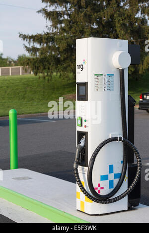 Auto elettrica della stazione di ricarica e di un parcheggio in USA installato da NRG eVGO per ricaricare le auto elettriche Foto Stock