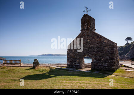 Le rovine della chiesa di San Brynach Abate a Cwm-yr-Eglwys, vicino alla testa di Dinas, vicino a Fishguard, Pembrokeshire, Galles Foto Stock