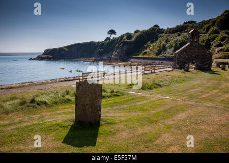 Le rovine della chiesa di San Brynach Abate a Cwm-yr-Eglwys, vicino alla testa di Dinas, vicino a Fishguard, Pembrokeshire, Galles Foto Stock