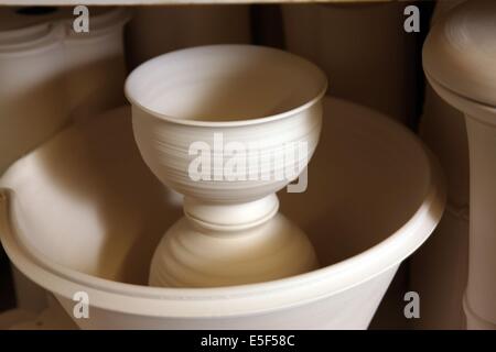 Francia, Haute Normandie, eure, vexin normand, les hogues, poterie des hogues, ceramique, m et mme sabourin, boutique a lyons la foret, artisanat d'art, Foto Stock