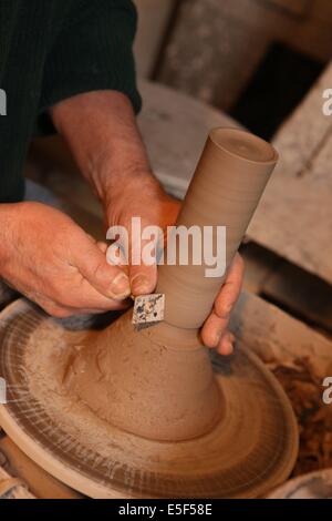 Francia, Haute Normandie, eure, vexin normand, les hogues, poterie des hogues, ceramique, m et mme sabourin, boutique a lyons la foret, artisanat d'art, Foto Stock