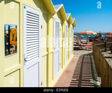 In legno di colore giallo di cabine sulla spiaggia. Foto Stock