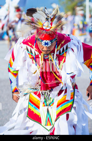 Native American uomo prende parte alla XXV annuale tribù Paiute Pow Wow Foto Stock