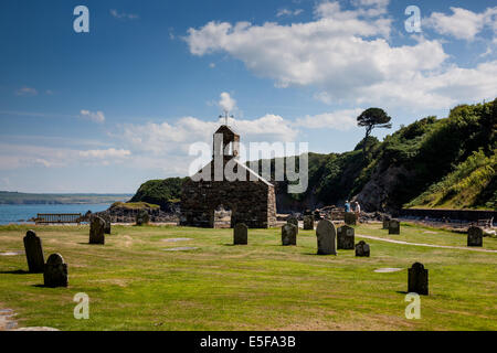 Le rovine della chiesa di San Brynach Abate a Cwm-yr-Eglwys, vicino alla testa di Dinas, Dinas Croce, Fishguard, Pembrokeshire Foto Stock