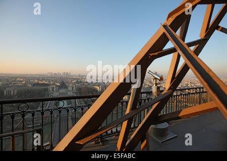 Francia, ile de france, parigi 7e circondario, tour eiffel, vue depuis le 2e etage, vers la Defense, toits, longues-vues, Foto Stock