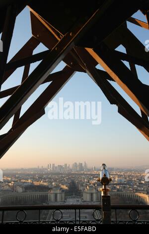 Francia, ile de france, parigi 7e circondario, tour eiffel, vue depuis le 2e etage, vers la Defense, toits, longues-vues, Foto Stock