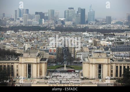 Francia, ile de france, parigi 7e circondario, tour eiffel, interieur du Monument concu par gustave eiffel, depuis le deuxieme etage, panorama, toits, trocadero, palais de chaillot, tour de la Defense, Foto Stock