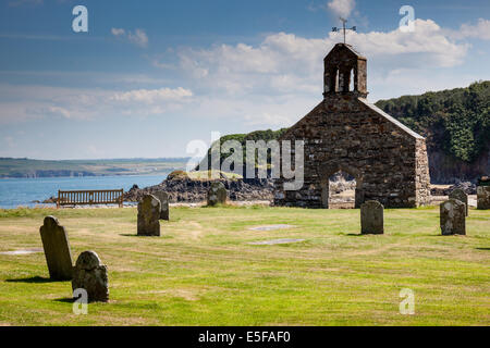Le rovine della chiesa di San Brynach Abate a Cwm-yr-Eglwys, vicino alla testa di Dinas, Dinas Croce, Fishguard, Pembrokeshire Foto Stock