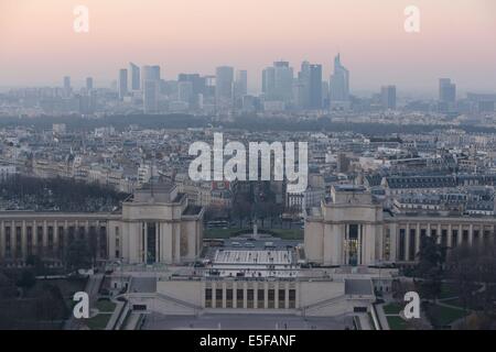 Francia, ile de france, parigi 7e circondario, tour eiffel, vue depuis le Premier etage, palais de chaillot, trocadero, senna, au loin la Defense, Foto Stock