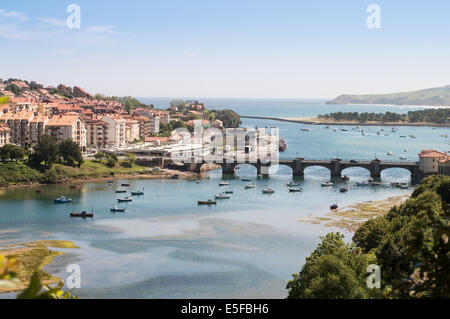 Il Brazo sindaco e il fiume Escudo estuario e Ponte San Vicente de la Barquera Cantabria, Spagna Nord, Europa Foto Stock