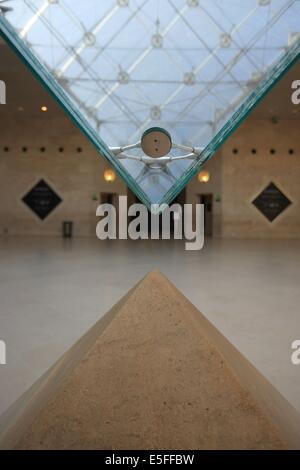 Francia, ile de france, parigi 1er circondario, musee du louvre, carrousel, sous la pyramide de verre inversee, architecte ieoh ming pei, Foto Stock