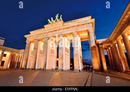 Germania Berlino: Porta di Brandeburgo di notte Foto Stock