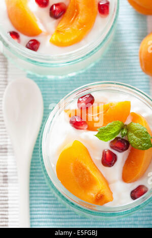 Sana colazione con yogurt albicocca melograno Foto Stock