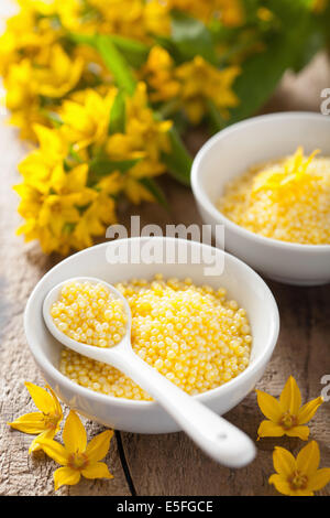 Spa con giallo bagno alle erbe perle e fiori Foto Stock