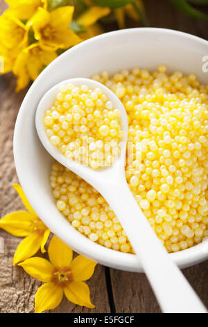 Spa con giallo bagno alle erbe perle e fiori Foto Stock