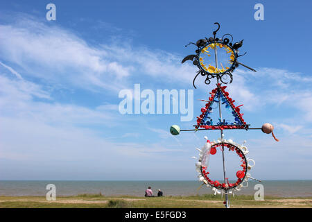Spiaggia scultura realizzata da pezzi di plastica lavati fino sulla spiaggia di Minsmere, REGNO UNITO Foto Stock
