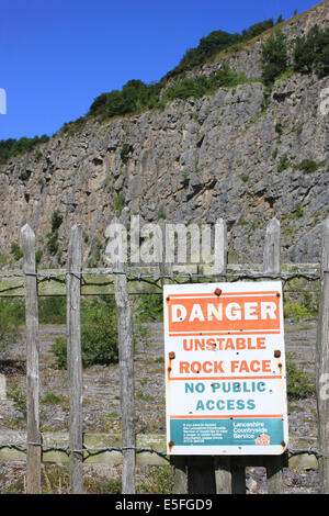 Pericolo di roccia instabile faccia segno, Warton cava, REGNO UNITO Foto Stock