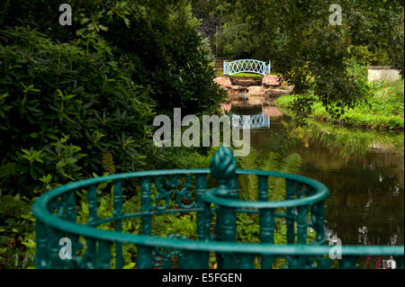 Il Giardino svizzera presso la collezione Shuttleworth, poco operaio,Biggleswade, Bedfordshire, Inghilterra, Regno Unito. 28 7 2014 Ponte a cascata Foto Stock