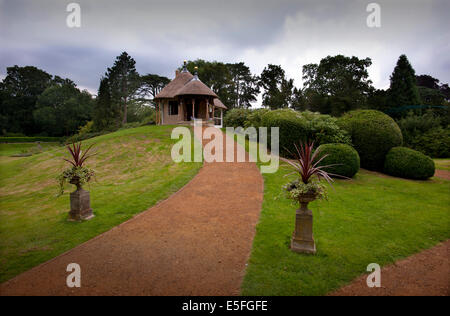 Il Giardino svizzera presso la collezione Shuttleworth, poco operaio,Biggleswade, Bedfordshire, Inghilterra, Regno Unito. 28 luglio 2014 Swiss Cottage Foto Stock