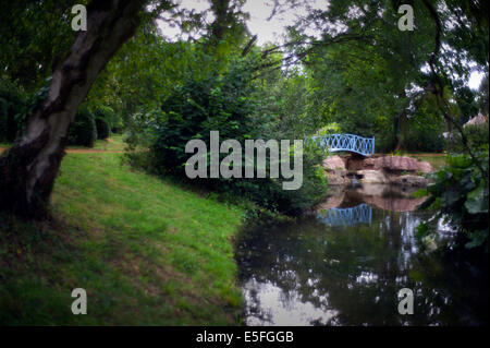 Il Giardino svizzera presso la collezione Shuttleworth, poco operaio,Biggleswade, Bedfordshire, Inghilterra, Regno Unito. 28-7 2014 Ponte a cascata Foto Stock