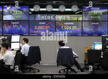 (140730) -- Seoul, 30 luglio 2014 (Xinhua) -- commercianti lavoro davanti a uno schermo che mostra la Corea Composite Stock price Index (KOSPI) a Korea Exchange Bank Headquarters in Seoul, capitale della Corea del Sud il 30 luglio, 2014. La Corea del benchmark composito prezzo Stock Index (KOSPI) saltato 20.64 punti o 1%, per chiudere a 2,082.61, il livello più alto dal 2 agosto 2011 quando toccò 2,121. Volume di scambi pari a 338.28 milioni di azioni del valore di 6,43 miliardi di won (6,28 miliardi di dollari). (Xinhua/Park Jin-hee) Foto Stock