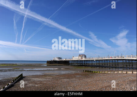 Worthing Sussex, Regno Unito. Il 30 luglio, 2014. Sentieri di vapore attraversano il cielo da Worthing Pier come questa mattina la calda estate meteo continua lungo la costa meridionale della Gran Bretagna Foto Stock