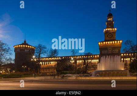 Castello Sforzesco di notte in Milano, Italia Foto Stock