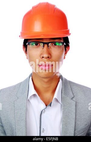 Ritratto di un bel uomo asiatico nel casco su sfondo bianco Foto Stock