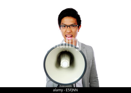 Ritratto di angry uomo asiatico gridando con megafono Foto Stock